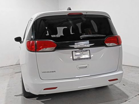 Used 2024 Chrysler Voyager LX FWD image 5
