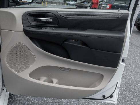 Used 2018 Dodge Grand Caravan SE w/ UConnect Hands-Free Group FWD image 30