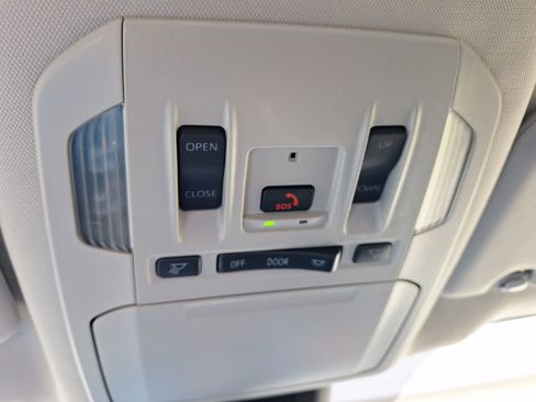 Used 2025 Toyota Highlander XLE image 32