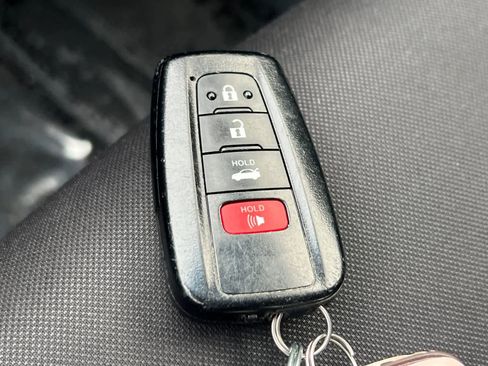 Used 2022 Toyota Venza LE image 28