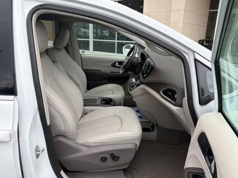 Used 2021 Chrysler Pacifica Touring-L w/ Premium & Safety Sphere Group FWD image 29