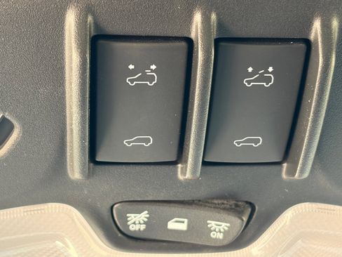 Used 2024 Chevrolet Colorado ZR2 w/ ZR2 Convenience Package III image 32