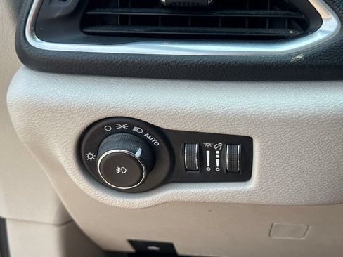 Used 2020 Chrysler Pacifica Limited FWD image 31