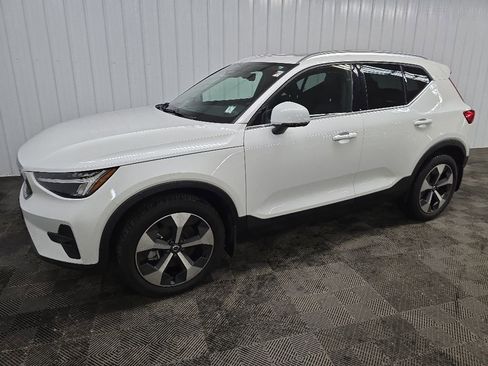 Used 2023 Volvo XC40 B5 Plus w/ Protection Package Premier AWD/4WD image 6