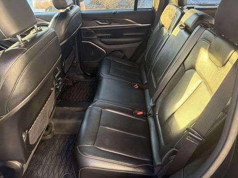 Used 2025 Jeep Grand Cherokee Limited w/ Luxury Tech Group II image 13