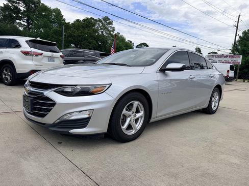 Used 2019 Chevrolet Malibu LT w/ Leather Package FWD image 2