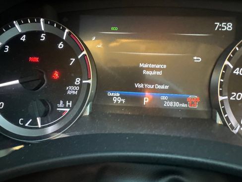 Used 2025 Toyota Highlander XLE FWD image 11