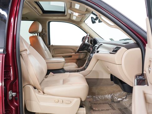 Used 2011 Cadillac Escalade Luxury AWD/4WD image 11