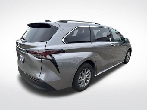 Used 2026 Toyota Sienna XLE FWD image 6