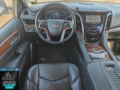 Used 2019 Cadillac Escalade Luxury AWD/4WD image 4