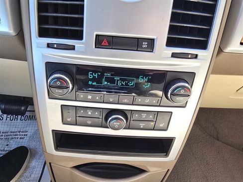 Used 2008 Chrysler Town & Country Limited w/ Trailer Tow Group FWD image 8