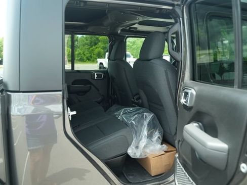 New 2026 Jeep Gladiator Sport w/ Dual Top Group AWD/4WD image 19