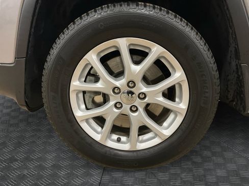 Used 2017 Jeep Cherokee Latitude AWD/4WD image 14