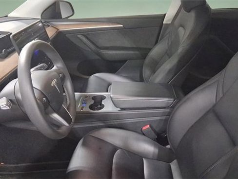 Used 2024 Tesla Model Y Performance image 9