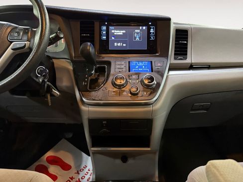 Used 2017 Toyota Sienna LE FWD image 18