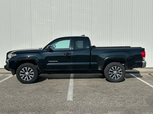 Used 2017 Toyota Tacoma SR5 AWD/4WD image 3