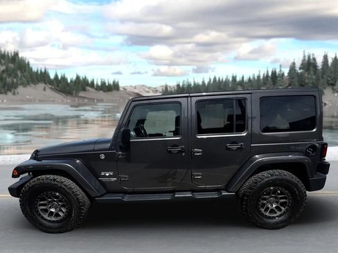 Used 2018 Jeep Wrangler Unlimited Sahara w/ Connectivity Group AWD/4WD image 6