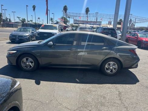 Used 2025 Hyundai Elantra SE FWD image 4