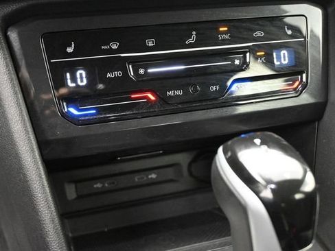 Used 2024 Volkswagen Tiguan SE FWD image 11