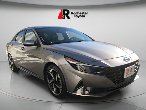 Used 2023 Hyundai Elantra Limited w/ Preferred Accessory Package FWD image 2