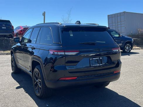 Used 2025 Jeep Grand Cherokee Altitude image 7