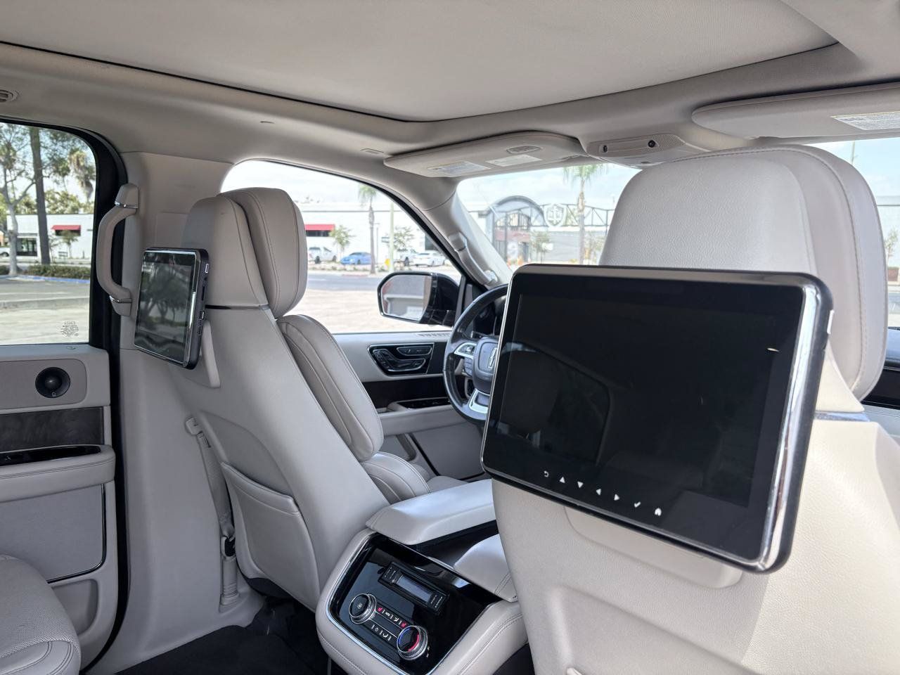 Used 2018 Lincoln Navigator Select w/ Technology Package RWD image 18