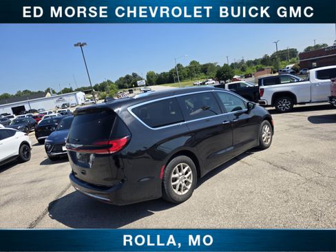 Used 2021 Chrysler Pacifica Touring-L FWD image 3