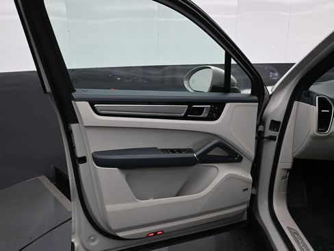 Certified 2023 Porsche Cayenne Platinum Edition AWD/4WD image 8