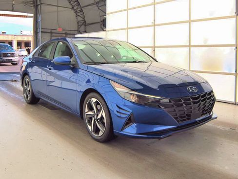 Used 2023 Hyundai Elantra SEL w/ Convenience Package FWD image 4