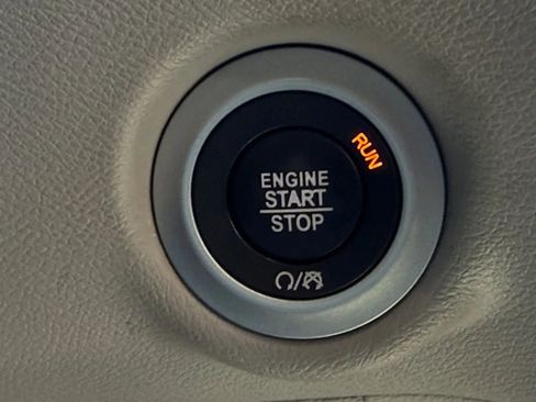 Used 2017 Chrysler Pacifica Touring-L FWD image 24