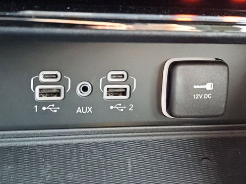 Used 2025 Jeep Grand Cherokee Limited w/ Luxury Tech Group II image 18