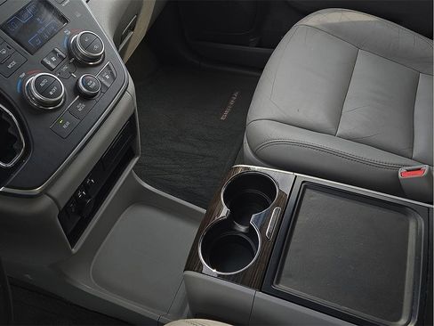 Used 2016 Toyota Sienna XLE image 20