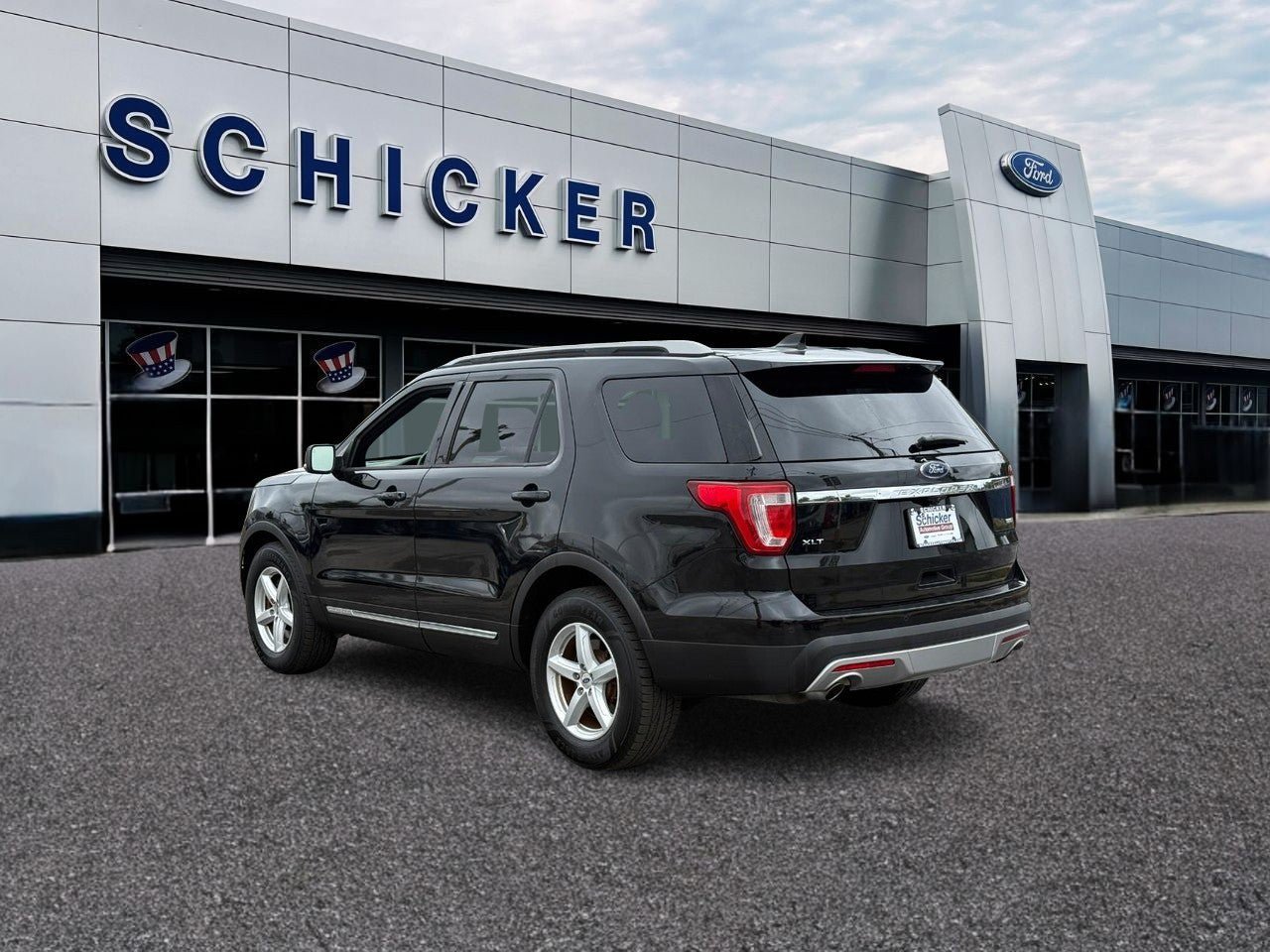 Used 2016 Ford Explorer XLT w/ Equipment Group 202A AWD/4WD image 3