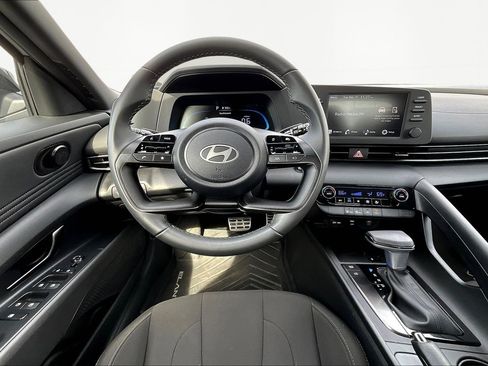 Used 2025 Hyundai Elantra Sport image 9