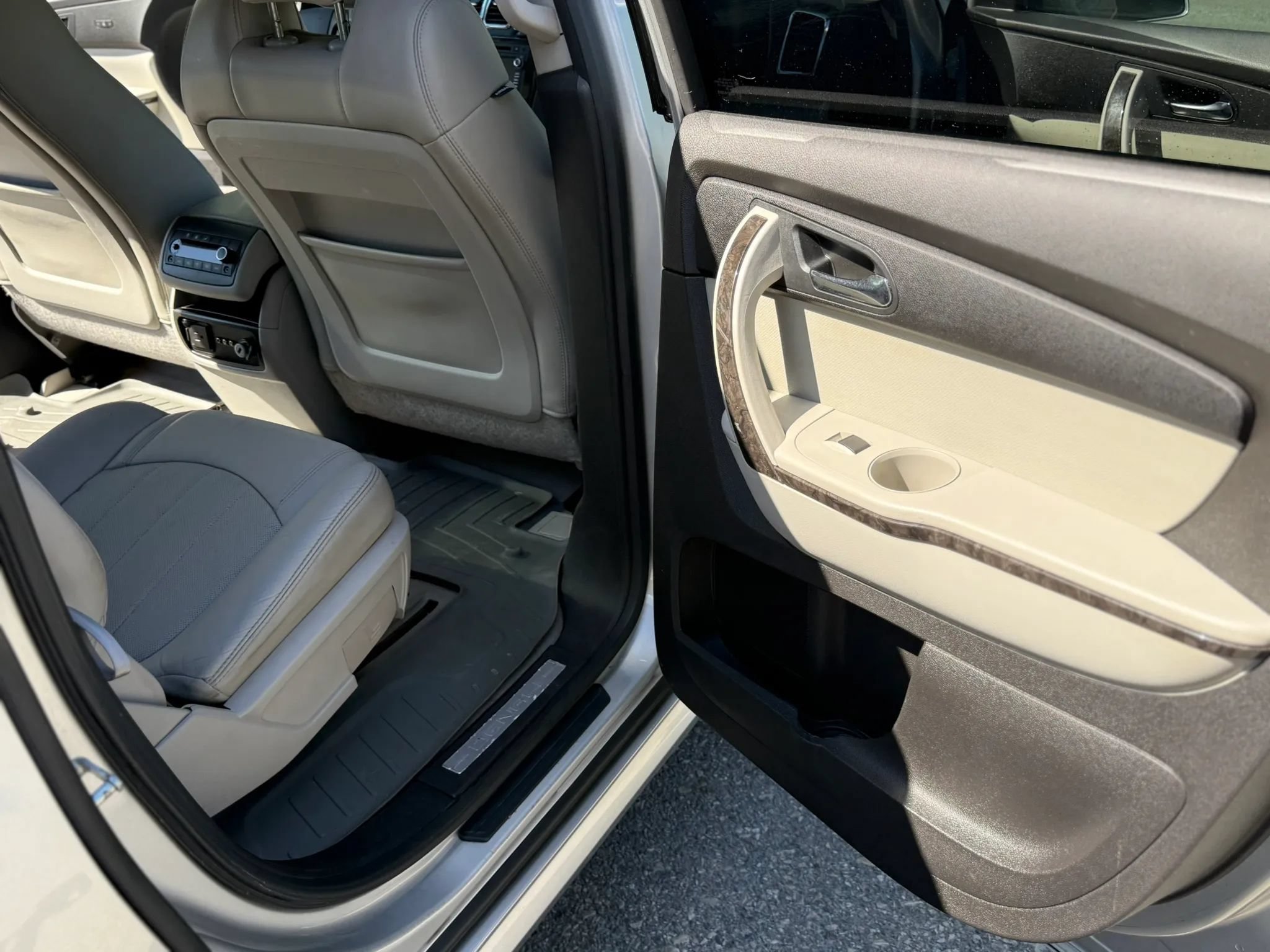 Used 2011 GMC Acadia Denali AWD/4WD image 24