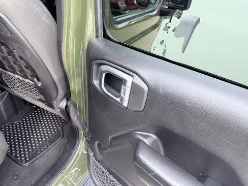 Used 2021 Jeep Gladiator Rubicon w/ Cold Weather Group image 32