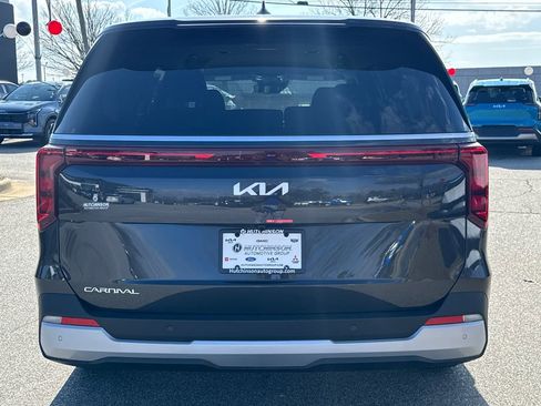 New 2026 Kia Carnival LX image 4