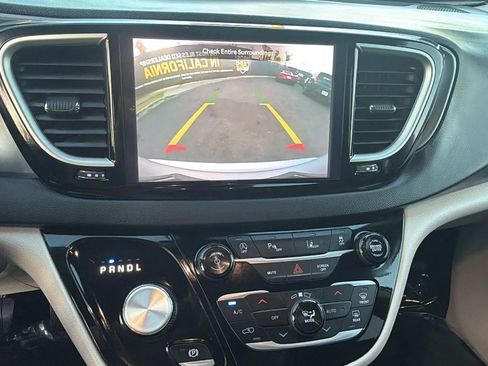 Used 2024 Chrysler Pacifica Touring-L FWD image 20