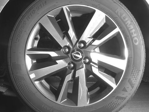 Used 2025 Nissan Versa SV image 14