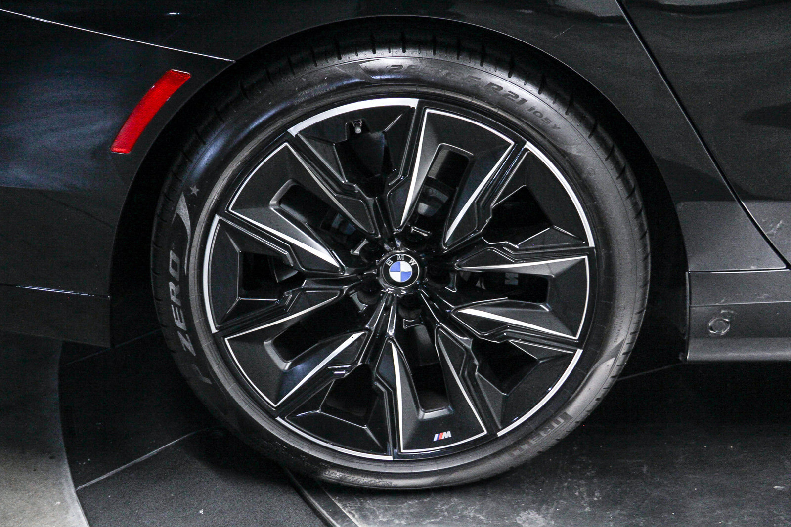 Certified 2024 BMW 760i xDrive w/ Executive Package AWD/4WD image 8