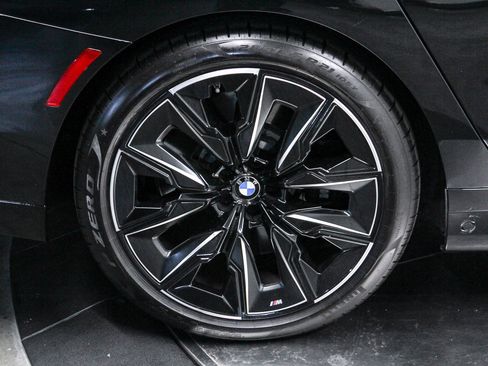 Certified 2024 BMW 760i xDrive w/ Executive Package AWD/4WD image 8