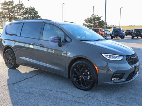 New 2025 Chrysler Pacifica Limited image 4