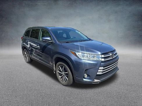 Used 2019 Toyota Highlander XLE AWD/4WD image 2