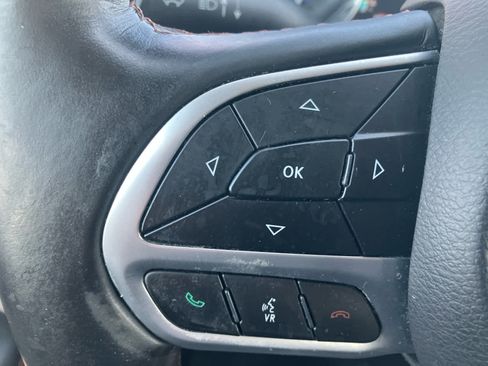 Used 2017 Chrysler Pacifica Touring-L Plus w/ Tire & Wheel Group FWD image 16