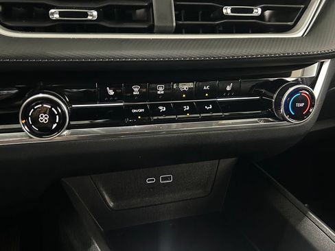 Used 2025 Chevrolet Equinox LT FWD image 23