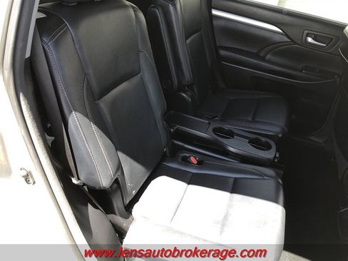 Used 2014 Toyota Highlander XLE FWD image 22