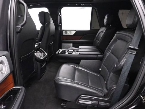 Used 2020 Lincoln Navigator Reserve w/ Luxury Package RWD image 18