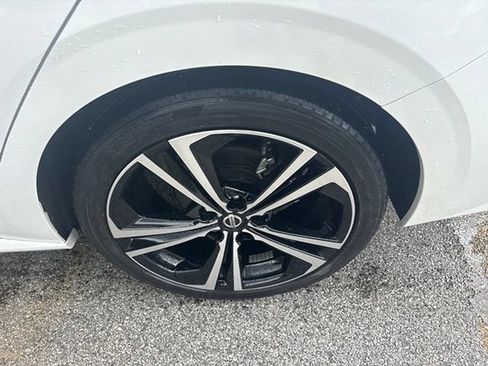 Used 2022 Nissan Sentra SR w/ SR Premium Package FWD image 40