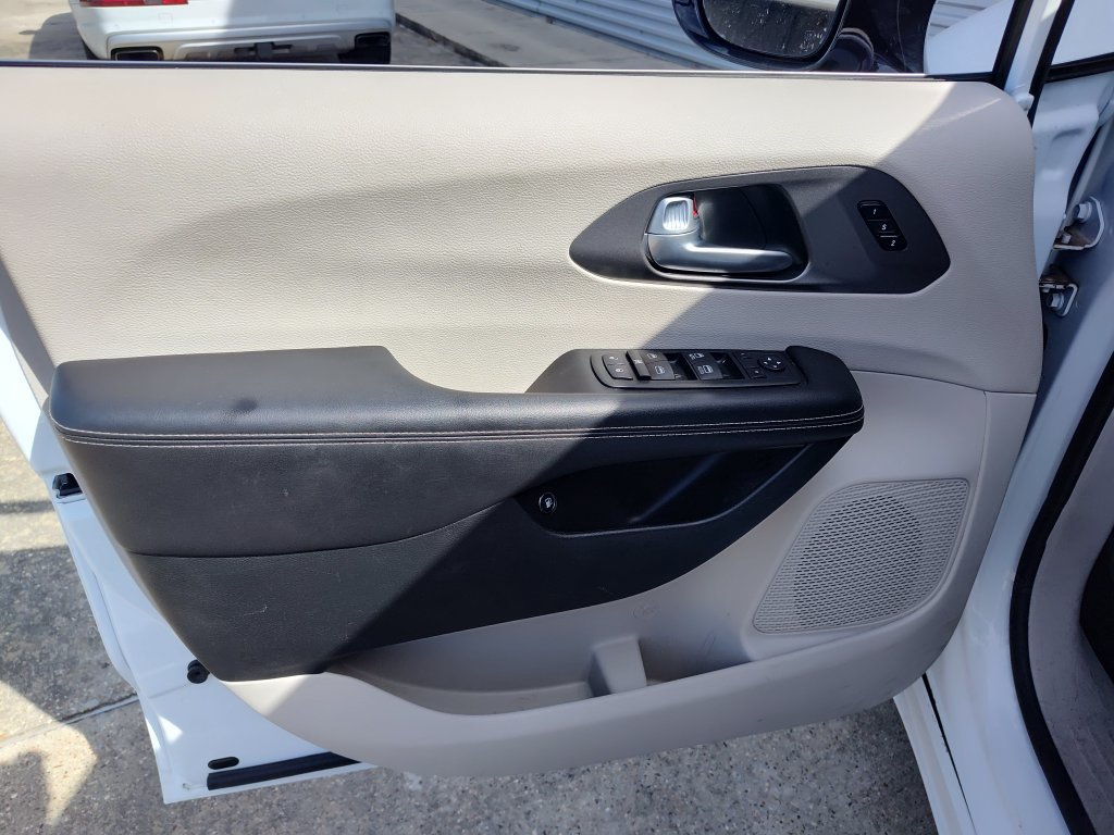 Used 2024 Chrysler Pacifica Limited FWD image 19
