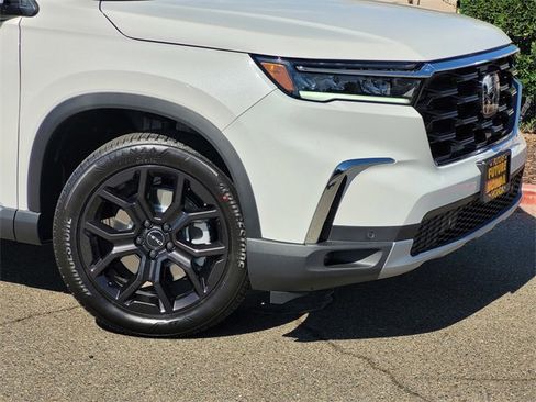 New 2025 Honda Pilot Touring image 3